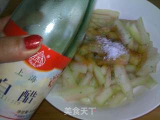 夏日消暑清凉可口——凉拌西瓜皮的做法步骤：7