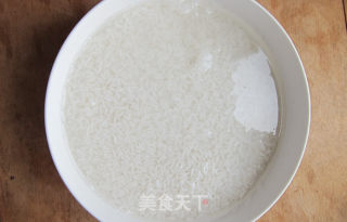 跟着妈妈学做菜——　｛米酒酿｝的做法步骤：1