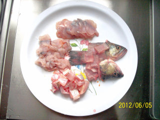 一鱼多吃之《鲈鱼身价豆腐汤》的做法步骤：1