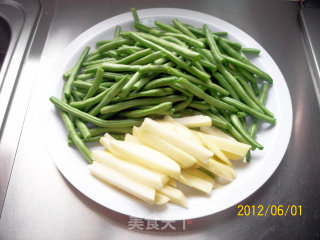 【美食之春交响曲】春之风韵——土豆烧刀豆的做法步骤：1