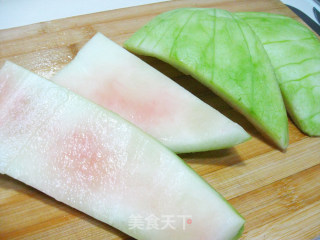 西瓜皮炒五花肉的做法步骤：2
