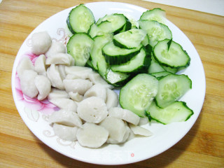 黄瓜炒鱼丸的做法步骤：3