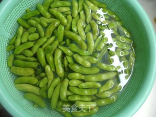 香辣毛豆—夏季休闲小菜的做法步骤：1