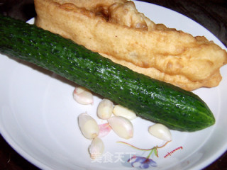 夏季清爽小菜---香辣油条拍黄瓜的做法步骤：1