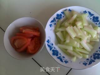 西瓜皮炒西红柿鸡蛋的做法步骤：1