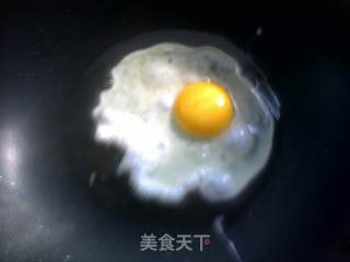 西瓜皮炒西红柿鸡蛋的做法步骤：3