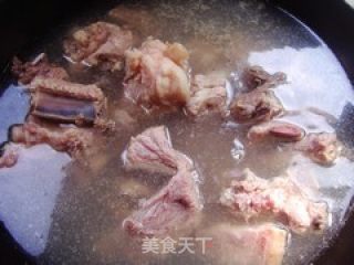 冬瓜排骨汤的做法步骤：1