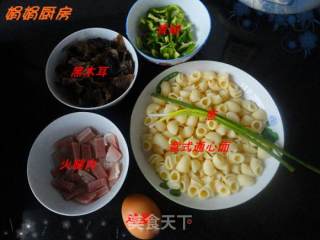 意面中式吃---鲜香火腿木耳炒通心面!~的做法步骤：2