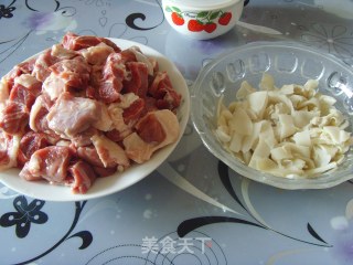 夏日开胃菜-------牛腩炖酸笋的做法步骤：1