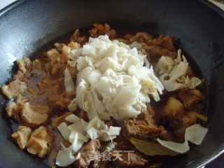 夏日开胃菜-------牛腩炖酸笋的做法步骤：8