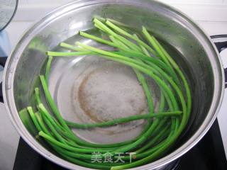 凉拌手撕蒜薹的做法步骤：2