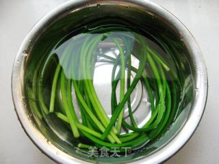 凉拌手撕蒜薹的做法步骤：3