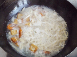 鲜虾油豆腐汤面的做法步骤：4