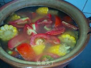 西红柿土豆玉米龙骨汤的做法步骤：3