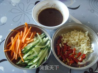 夏日开胃菜-------双色拌木耳的做法步骤：1