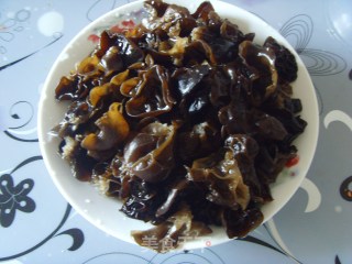 夏日开胃菜-------双色拌木耳的做法步骤：2