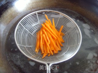 夏日开胃菜-------双色拌木耳的做法步骤：3