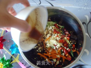 夏日开胃菜-------双色拌木耳的做法步骤：4