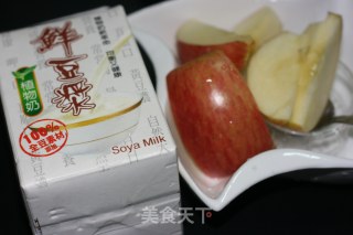 鲜豆浆苹果汁的做法步骤：1