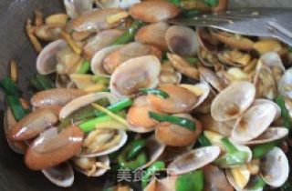葱爆花甲(花蛤)的做法步骤：10