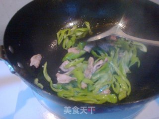 辣椒炒肉【小家常】的做法步骤：2