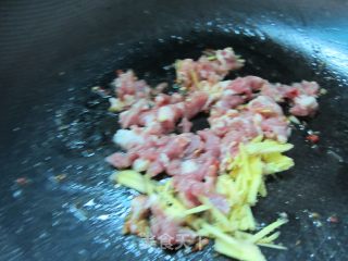 家常菜----洋葱炒肉的做法步骤：2
