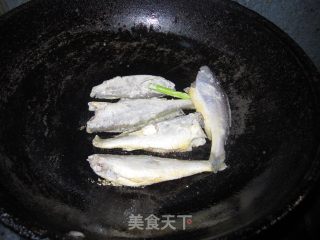茄汁小黄鱼的做法步骤：2
