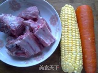 玉米排骨汤的做法步骤：1