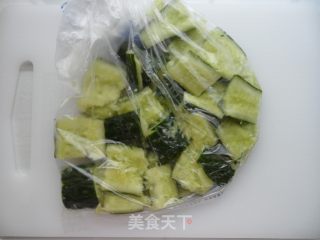 凉拌拍青瓜（附超简易拍瓜技巧）的做法步骤：2