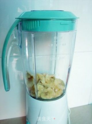 香蕉戚风蛋糕的做法步骤：1