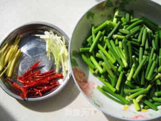 蒜薹煸牛肉丝的做法步骤：2