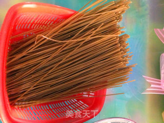 酸辣苦荞面的做法步骤：1