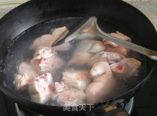 红烧猪蹄炖黄豆的做法步骤：3