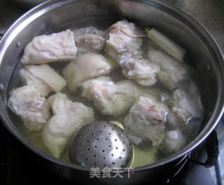 红烧猪蹄炖黄豆的做法步骤：4