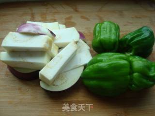 虎皮辣子烧茄子的做法步骤：2