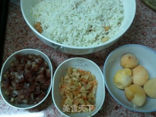 不用粽叶裹的粽子风味------猪大肠煨糯米的做法步骤：1