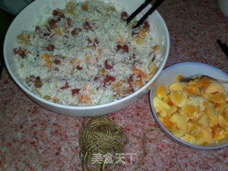 不用粽叶裹的粽子风味------猪大肠煨糯米的做法步骤：2