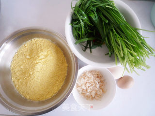 玉米面韭菜糊饼的做法步骤：1