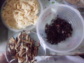 香菇冬笋肉丝炒面的做法步骤：3