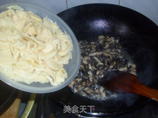 香菇冬笋肉丝炒面的做法步骤：7