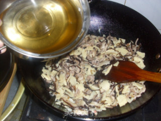 香菇冬笋肉丝炒面的做法步骤：9