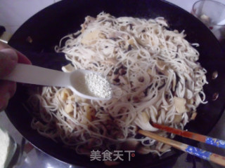 香菇冬笋肉丝炒面的做法步骤：14