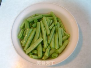 无油微波版干煸四季豆的做法步骤：1