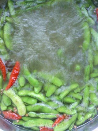 下酒小菜——水煮毛豆的做法步骤：4