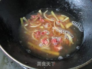 土豆洋葱牛肉面的做法步骤：4