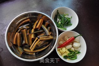 辣椒焖黄鳝鱼的做法步骤：1