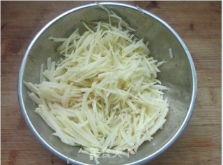 土豆鸡蛋饼的做法步骤：2