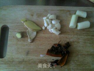 红烧肉炖粉条的做法步骤：1