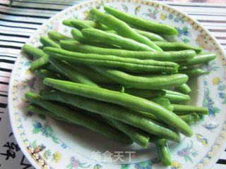 油焖四季豆的做法步骤：1