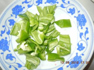 青椒莲白回锅肉的做法步骤：4